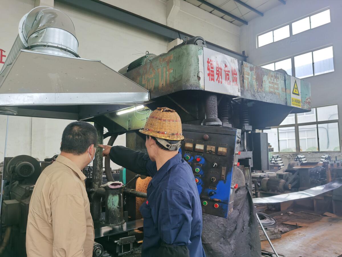 現(xiàn)場檢查測厚儀運行情況.jpg